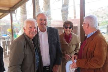 El exconcejal Antonio Benítez recibe el reconocimiento de amigos y familiares en su 80 aniversario/TA.